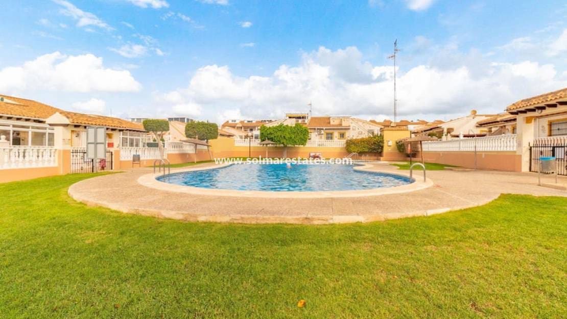 2 slaapkamer Bungalow te koop in Cabo Roig met zwembad - € 184.950 (Ref: 9590463)