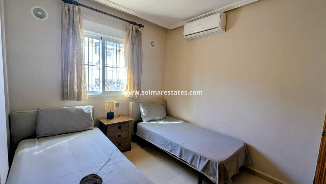 3 chambre Villa/Maison Mitoyenne à vendre à Cabo Roig avec piscine - 205 000 € (Ref: 9593308)