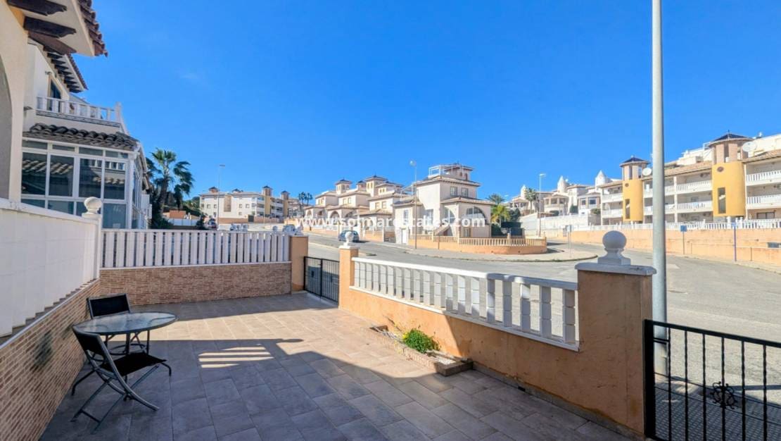 3 chambre Villa/Maison Mitoyenne à vendre à Cabo Roig avec piscine - 205 000 € (Ref: 9593308)