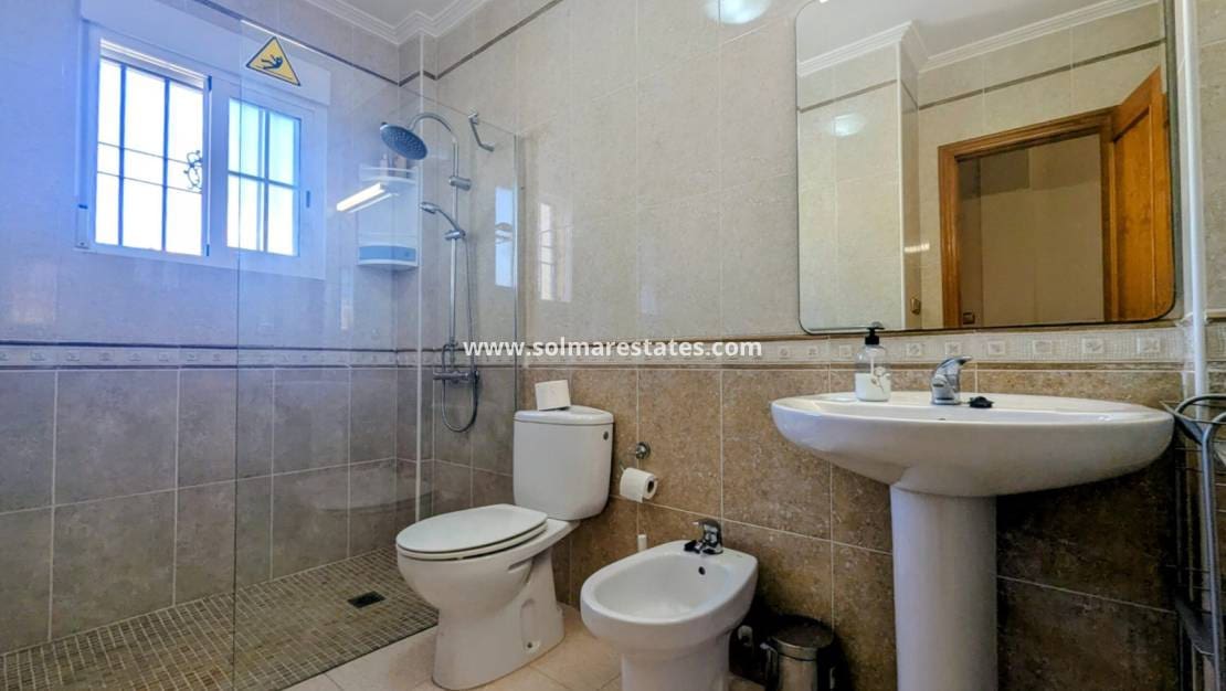 3 chambre Villa/Maison Mitoyenne à vendre à Cabo Roig avec piscine - 205 000 € (Ref: 9593308)