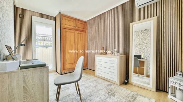 Bungalow de 3 habitaciones en Punta Prima, Orihuela en venta con piscina - 238.000 € (Ref: 9596884)