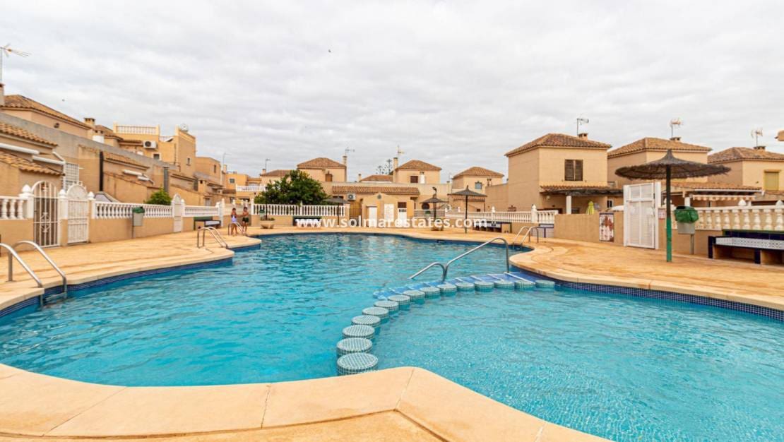 3 soveværelse Rækkehus til salg i Orihuela Costa med swimmingpool - € 238.000 (Ref: 9596884)