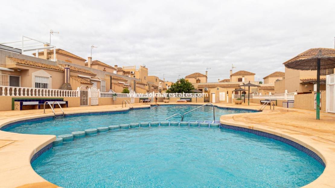 3 soveværelse Rækkehus til salg i Orihuela Costa med swimmingpool - € 238.000 (Ref: 9596884)