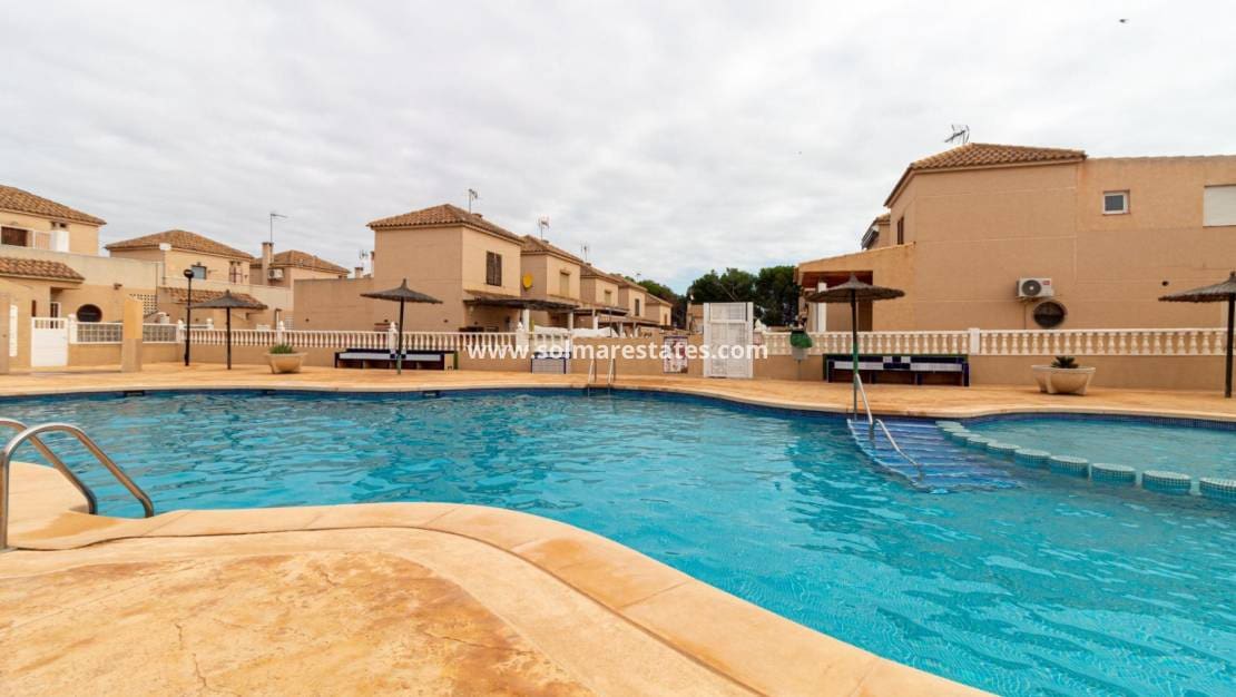3 soveværelse Rækkehus til salg i Orihuela Costa med swimmingpool - € 238.000 (Ref: 9596884)