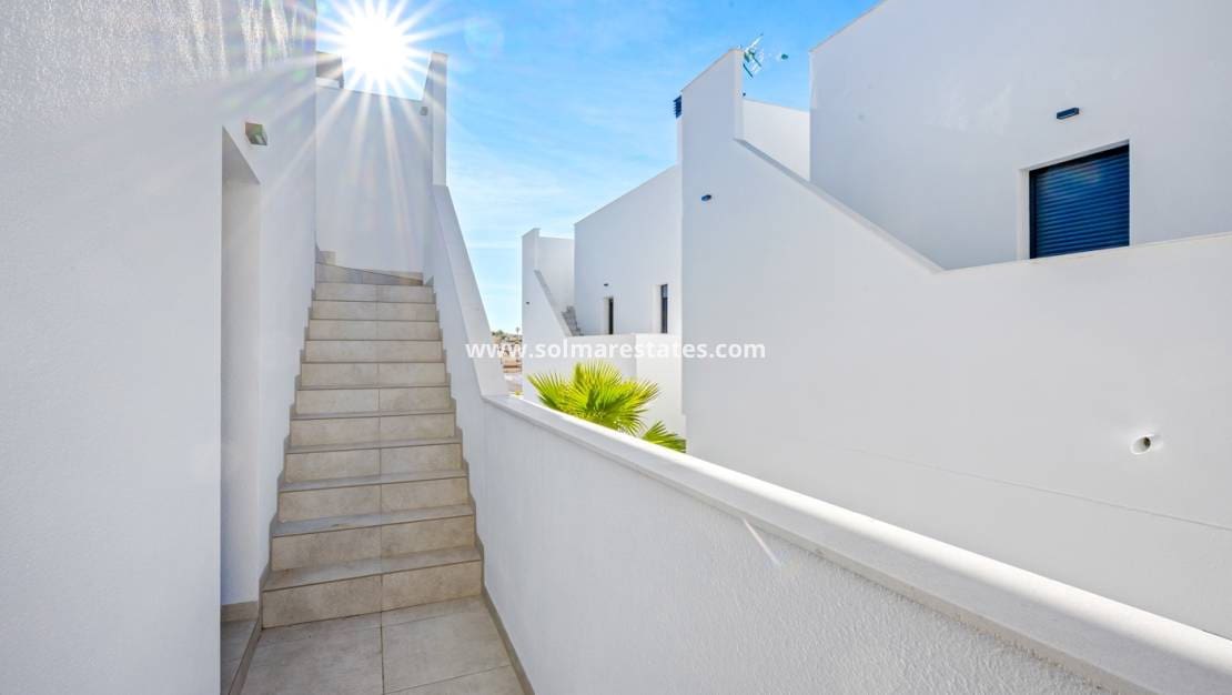 3 bedroom Villa for sale in Villamartin with pool - € 499,000 (Ref: 9602994)