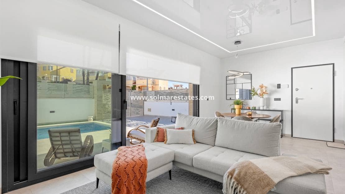 3 bedroom Villa for sale in Villamartin with pool - € 499,000 (Ref: 9602994)