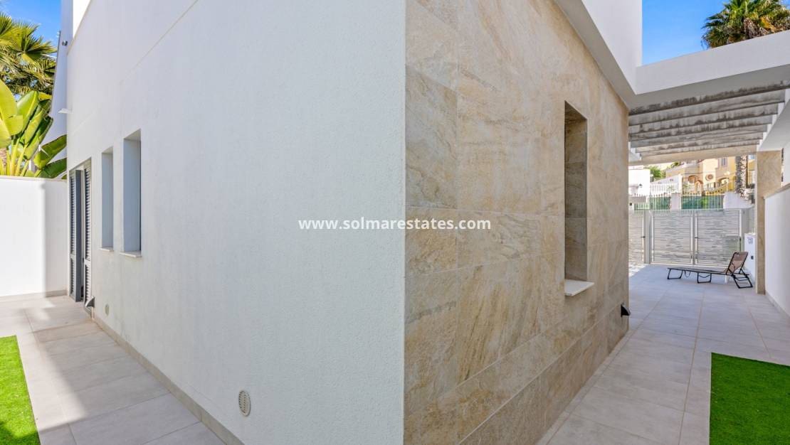 3 bedroom Villa for sale in Villamartin with pool - € 499,000 (Ref: 9602994)