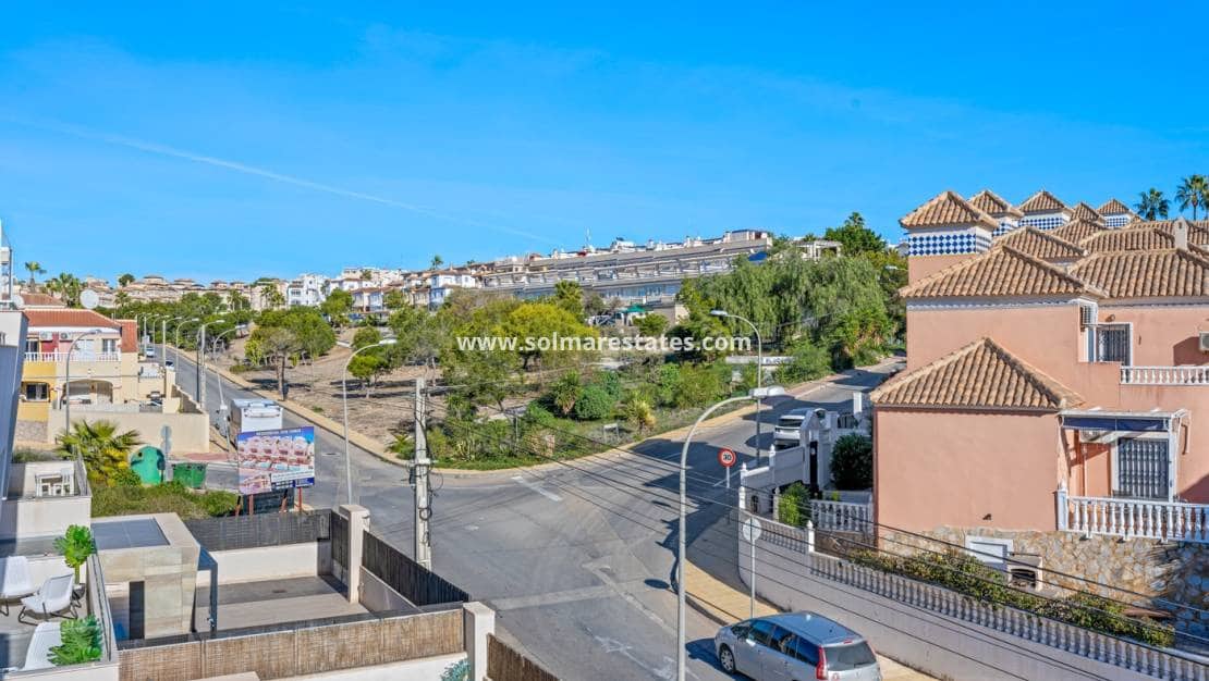 3 bedroom Villa for sale in Villamartin with pool - € 499,000 (Ref: 9602994)