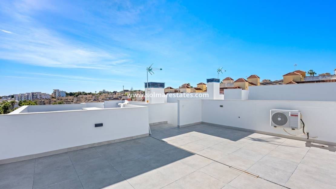 3 bedroom Villa for sale in Villamartin with pool - € 499,000 (Ref: 9602994)