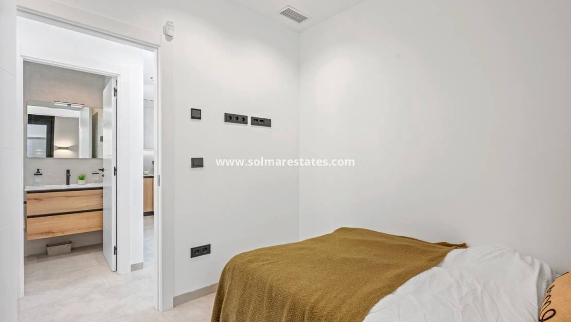 3 bedroom Villa for sale in Villamartin with pool - € 475,000 (Ref: 9602994)
