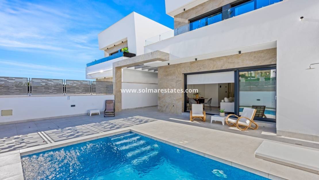 3 bedroom Villa for sale in Villamartin with pool - € 475,000 (Ref: 9602994)