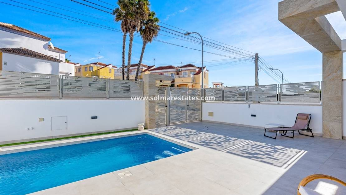 3 bedroom Villa for sale in Villamartin with pool - € 475,000 (Ref: 9602994)