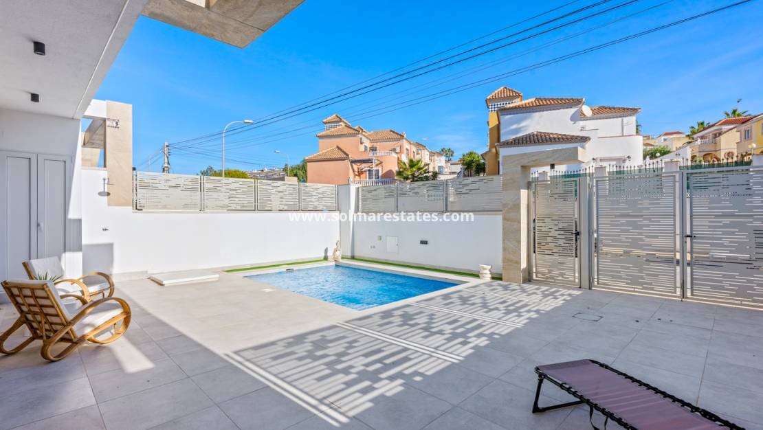 3 bedroom Villa for sale in Villamartin with pool - € 475,000 (Ref: 9602994)