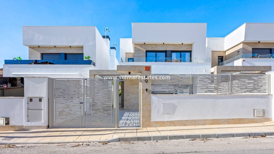 3 bedroom Villa for sale in Villamartin with pool - € 475,000 (Ref: 9602994)