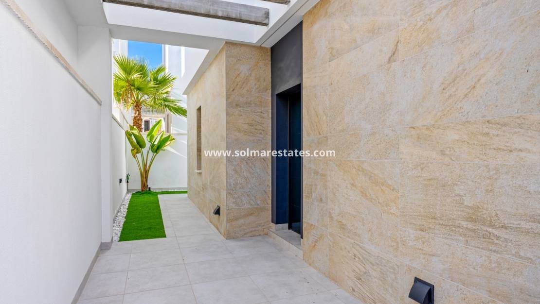 3 bedroom Villa for sale in Villamartin with pool - € 475,000 (Ref: 9602994)