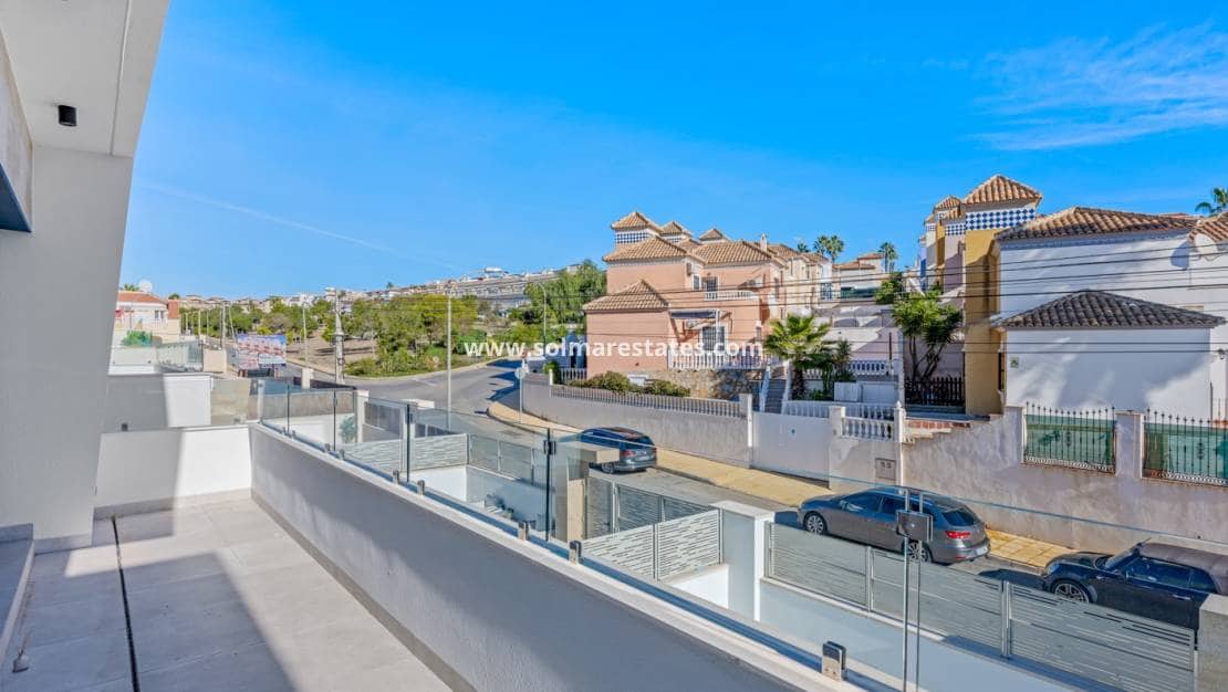 3 bedroom Villa for sale in Villamartin with pool - € 475,000 (Ref: 9602994)