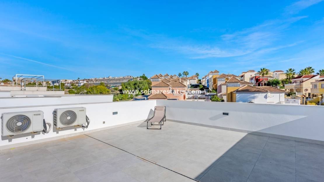 3 bedroom Villa for sale in Villamartin with pool - € 475,000 (Ref: 9602994)