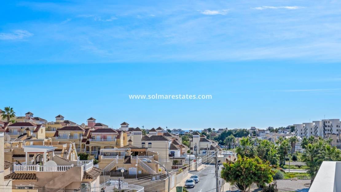 3 bedroom Villa for sale in Villamartin with pool - € 475,000 (Ref: 9602994)