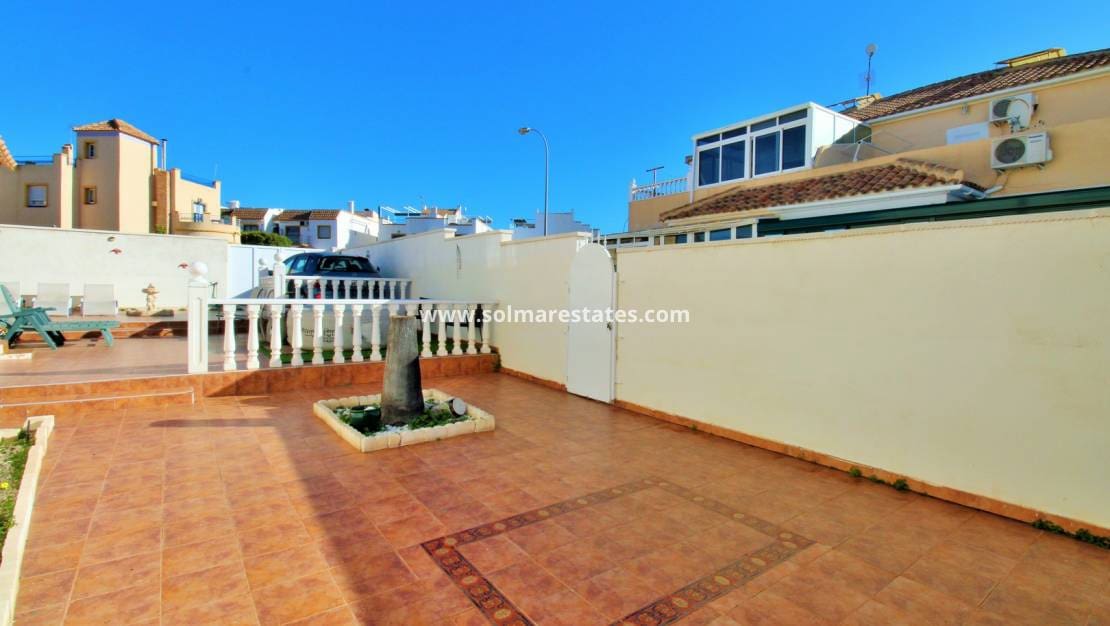 3 chambre Villa/Maison Semi-Mitoyenne à vendre à Playa Flamenca avec piscine - 249 000 € (Ref: 9603449)