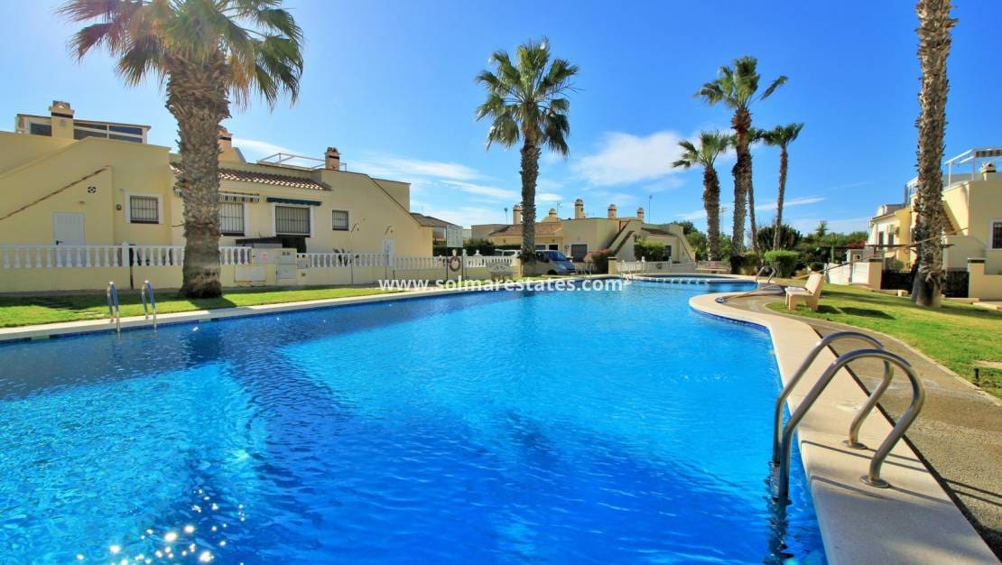 3 chambre Villa/Maison Semi-Mitoyenne à vendre à Playa Flamenca avec piscine - 249 000 € (Ref: 9603449)