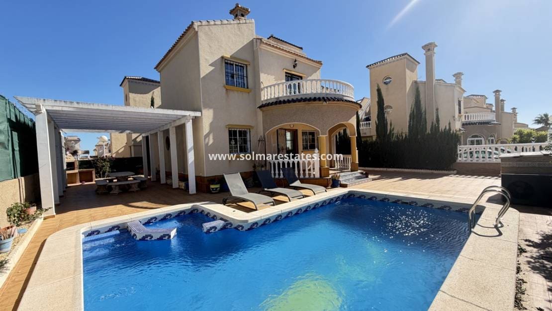 3 bedroom Villa for sale in Villamartin with pool - € 375,000 (Ref: 9605403)