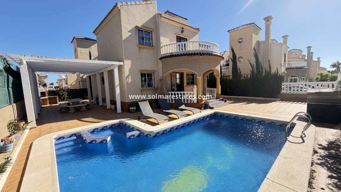 3 bedroom Villa for sale in Villamartin with pool - € 375,000 (Ref: 9605403)