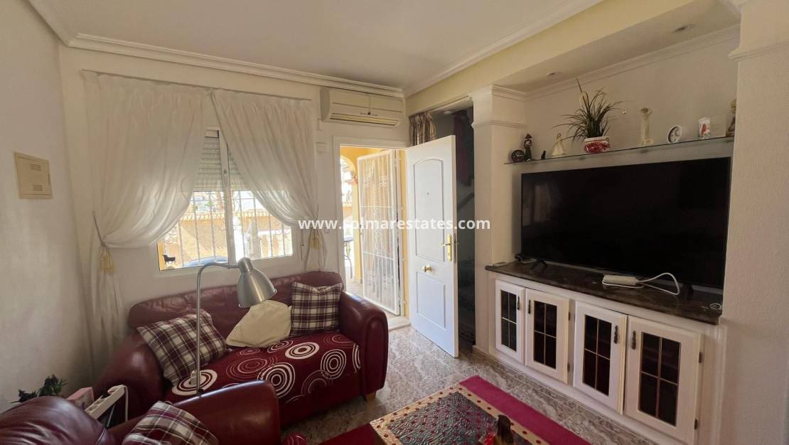 2 bedroom Townhouse for sale in Villamartin with pool - € 159,000 (Ref: 9606346)