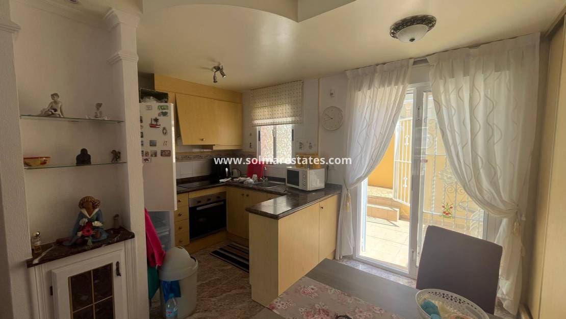 2 bedroom Townhouse for sale in Villamartin with pool - € 159,000 (Ref: 9606346)