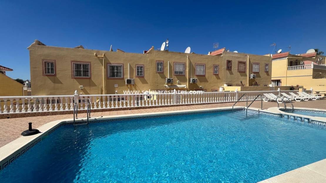 2 bedroom Townhouse for sale in Villamartin with pool - € 159,000 (Ref: 9606346)