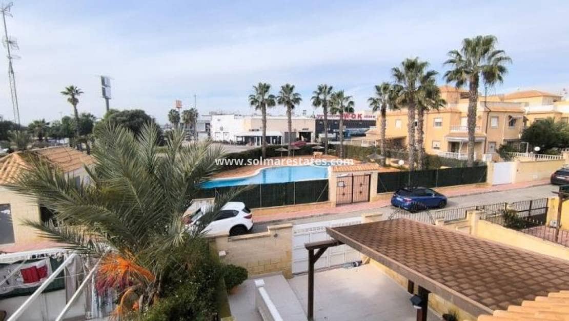 2 bedroom Bungalow for sale in Ciudad Quesada with pool - € 165,000 (Ref: 9606347)