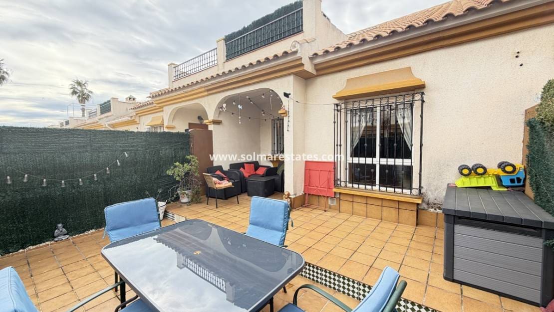 3 makuuhuone Omakotitalo myytävänä paikassa Cabo Roig mukana uima-altaan - 249 995 € (Ref: 9606349)