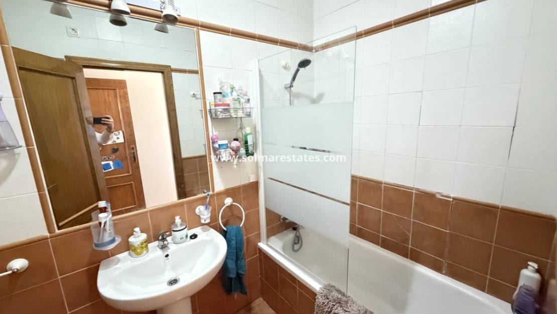 3 makuuhuone Omakotitalo myytävänä paikassa Cabo Roig mukana uima-altaan - 249 995 € (Ref: 9606349)