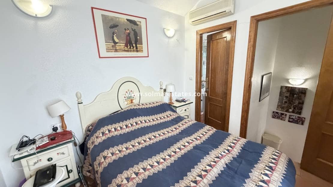 3 makuuhuone Omakotitalo myytävänä paikassa Cabo Roig mukana uima-altaan - 249 995 € (Ref: 9606349)