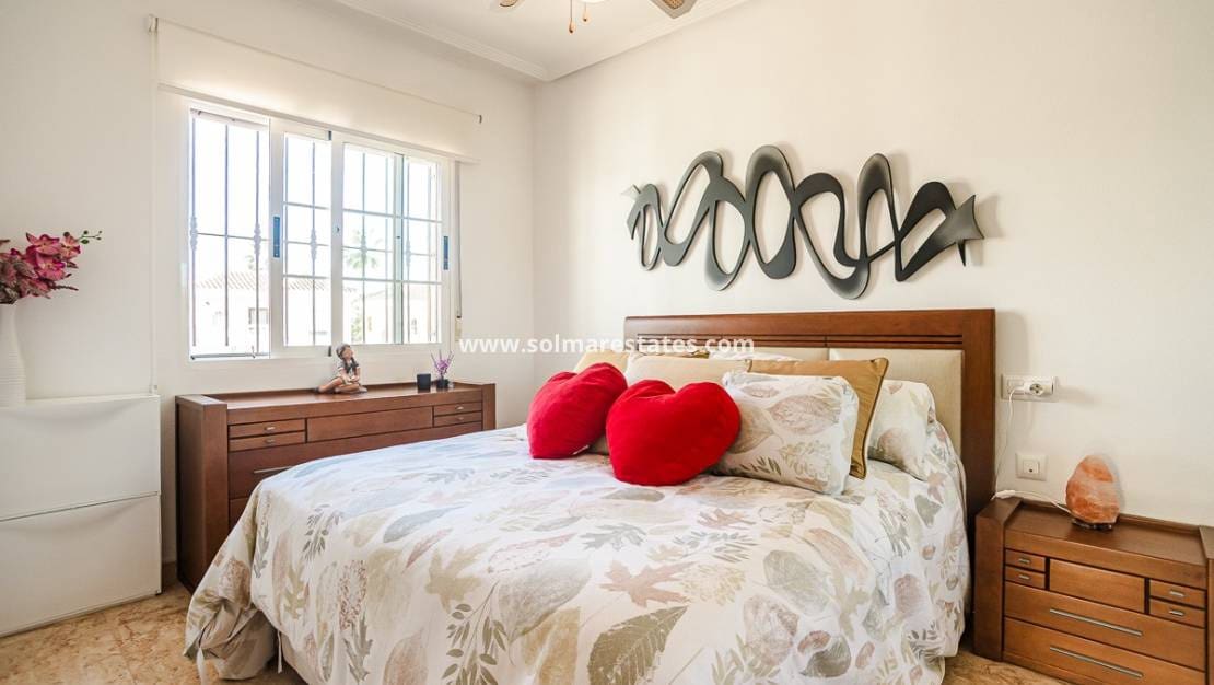 2 sypialnia Willa na sprzedaż w El Raso z basenem - 247 000 € (Ref: 9610103)