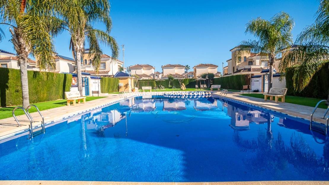 2 sypialnia Willa na sprzedaż w El Raso z basenem - 247 000 € (Ref: 9610103)