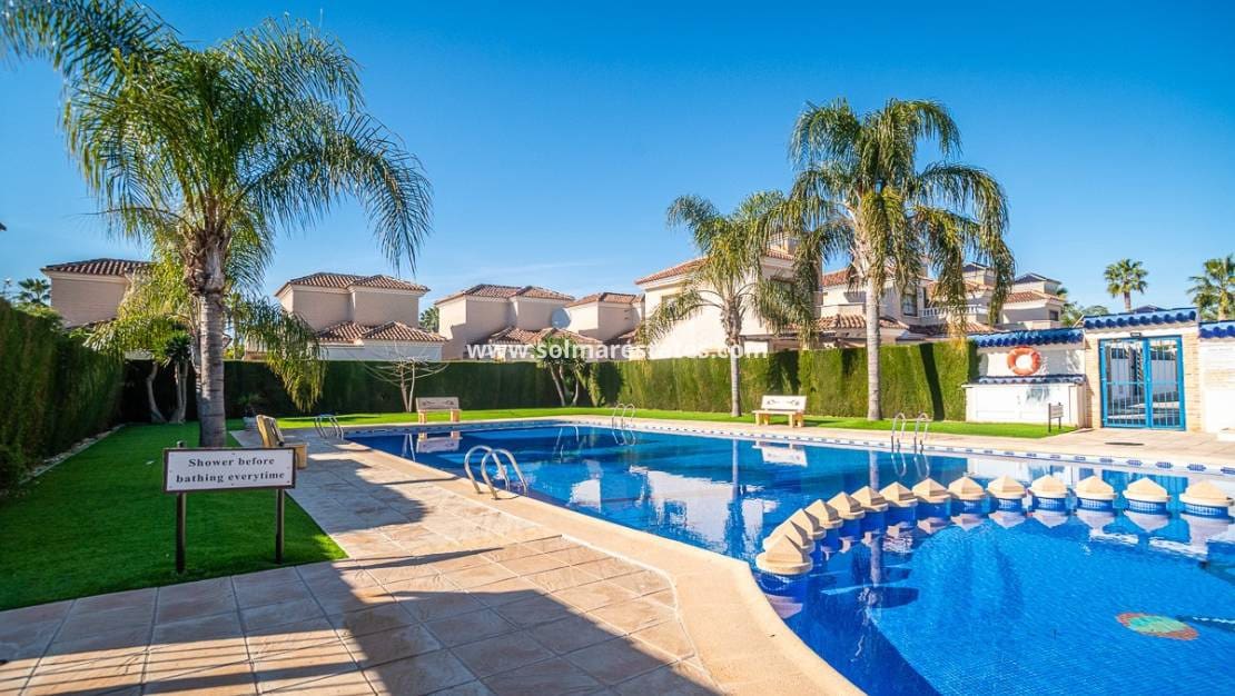 2 sypialnia Willa na sprzedaż w El Raso z basenem - 247 000 € (Ref: 9610103)
