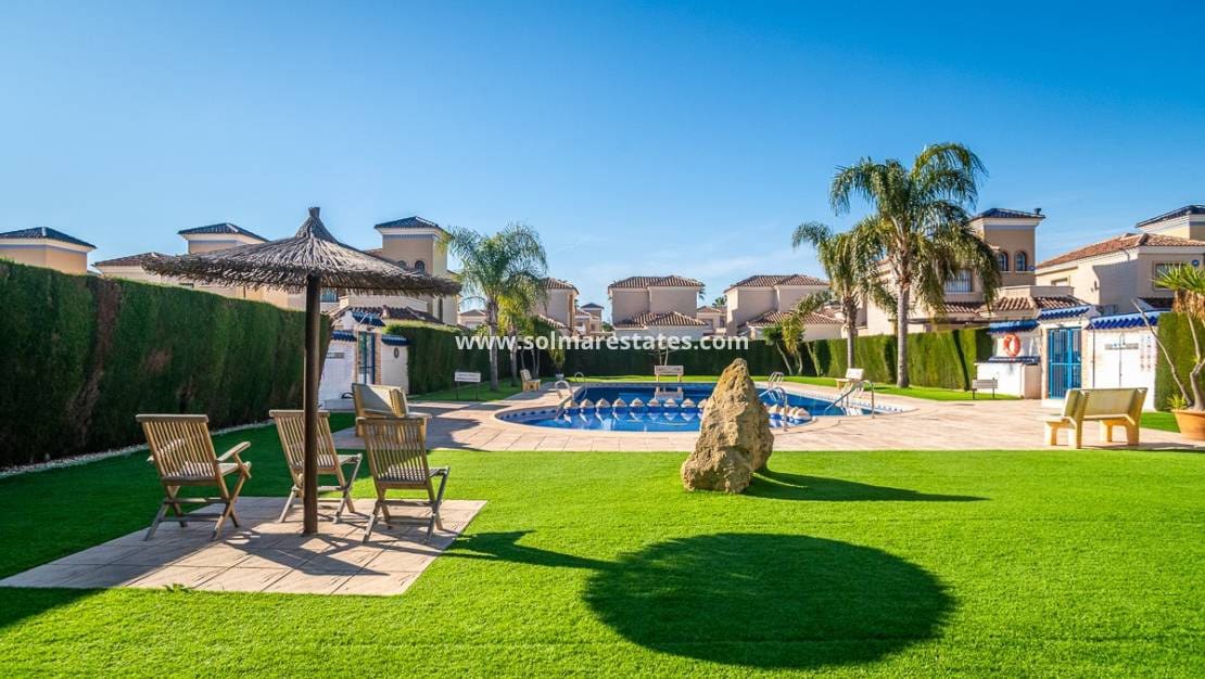 2 sypialnia Willa na sprzedaż w El Raso z basenem - 247 000 € (Ref: 9610103)