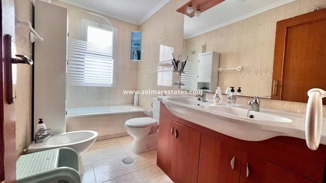 2 soverom Leilighet til salgs i Pilar de la Horadada med svømmebasseng - € 220 000 (Ref: 9616816)