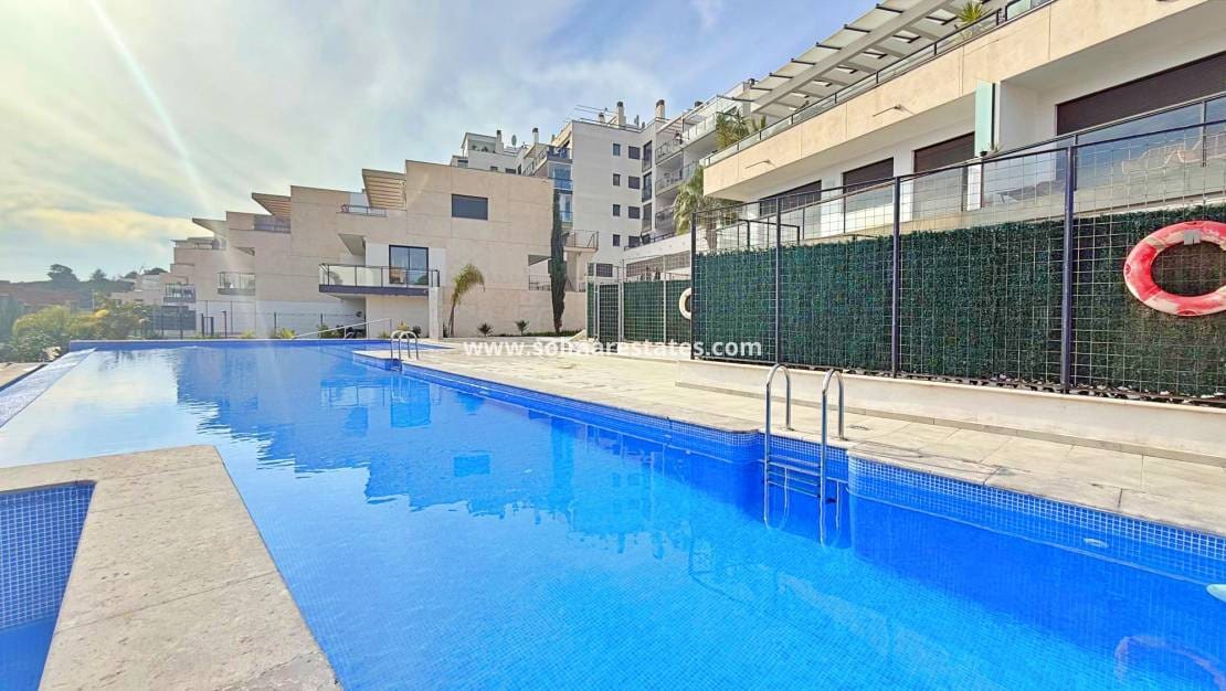 Apartamento de 2 habitaciones en Campoamor en venta con piscina - 299.000 € (Ref: 9618455)