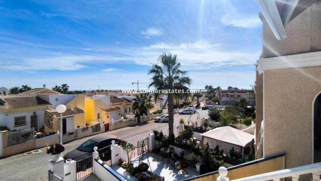 2 makuuhuone Omakotitalo myytävänä paikassa Ciudad Quesada mukana uima-altaan - 265 000 € (Ref: 9622920)