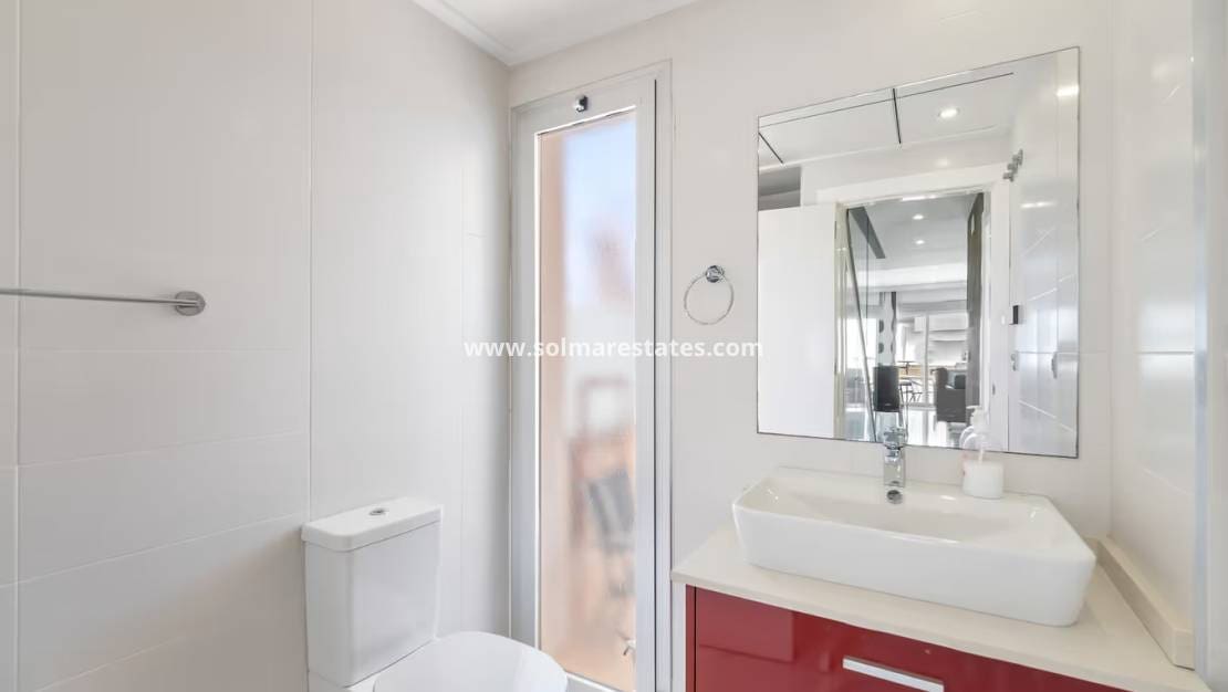 3 makuuhuone Paritalo myytävänä paikassa Orihuela Costa mukana uima-altaan - 375 000 € (Ref: 9623216)