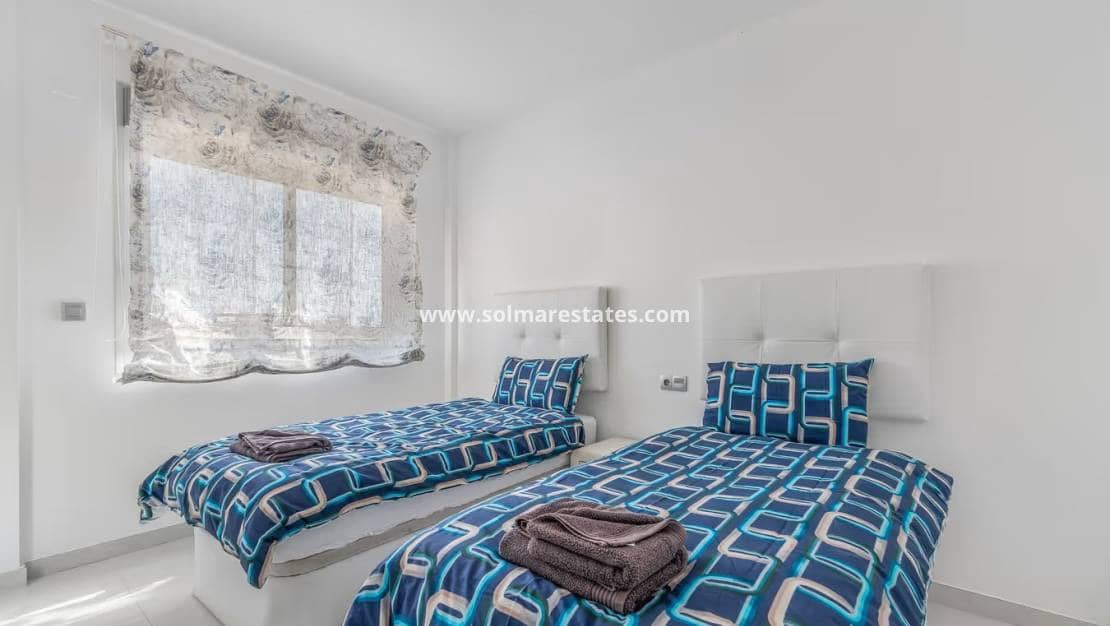 3 makuuhuone Paritalo myytävänä paikassa Orihuela Costa mukana uima-altaan - 375 000 € (Ref: 9623216)