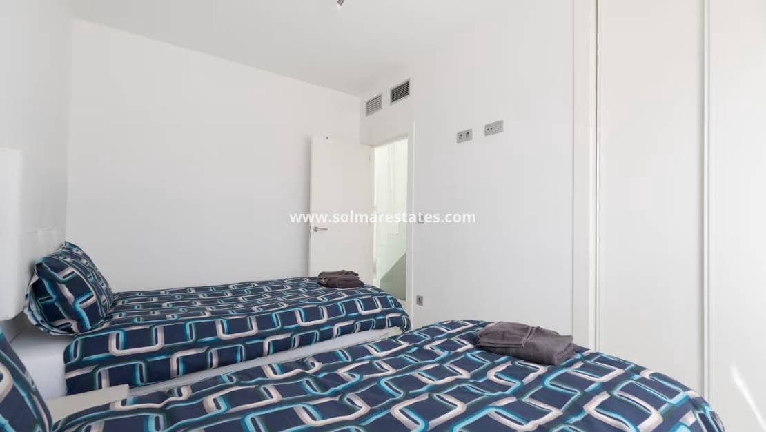 3 makuuhuone Paritalo myytävänä paikassa Orihuela Costa mukana uima-altaan - 375 000 € (Ref: 9623216)