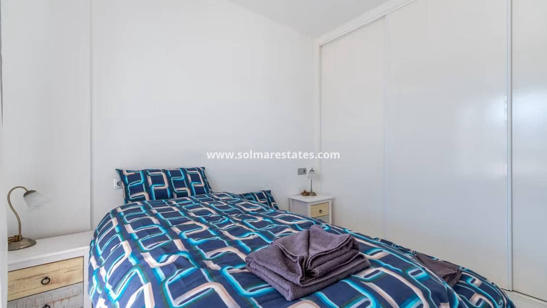 3 makuuhuone Paritalo myytävänä paikassa Orihuela Costa mukana uima-altaan - 375 000 € (Ref: 9623216)