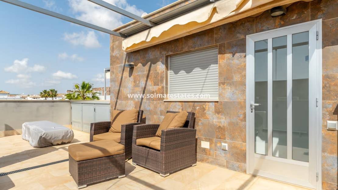 3 makuuhuone Paritalo myytävänä paikassa Orihuela Costa mukana uima-altaan - 375 000 € (Ref: 9623216)