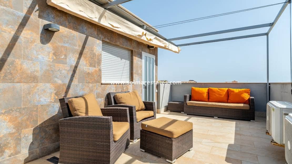 3 makuuhuone Paritalo myytävänä paikassa Orihuela Costa mukana uima-altaan - 375 000 € (Ref: 9623216)