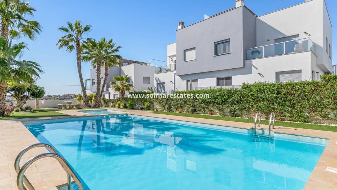 3 makuuhuone Paritalo myytävänä paikassa Orihuela Costa mukana uima-altaan - 375 000 € (Ref: 9623216)