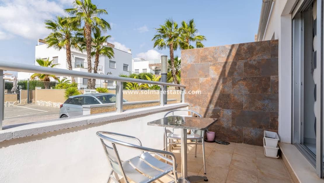 3 makuuhuone Paritalo myytävänä paikassa Orihuela Costa mukana uima-altaan - 375 000 € (Ref: 9623216)