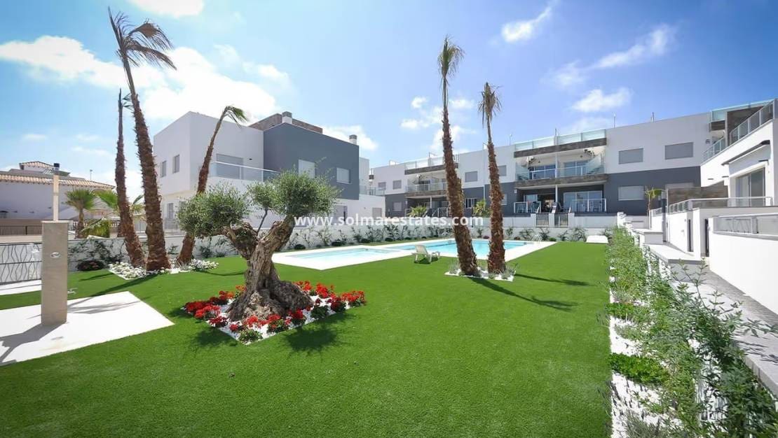 3 makuuhuone Paritalo myytävänä paikassa Orihuela Costa mukana uima-altaan - 375 000 € (Ref: 9623216)