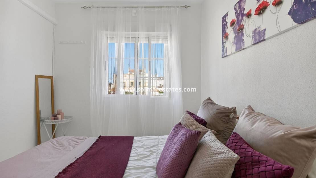 2 bedroom Apartment for sale in Torrevieja with pool - € 135,000 (Ref: 9631425)
